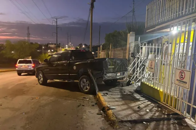 Huyen tras chocar camioneta y barandal; piden ayuda para localizarlos