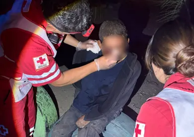 Golpean entre seis a hombre de 44 años y lo apuñalan en la Olivia Espinoza