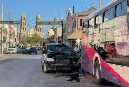 Choca adulta mayor contra JuárezBus en la Vicente Guerrero