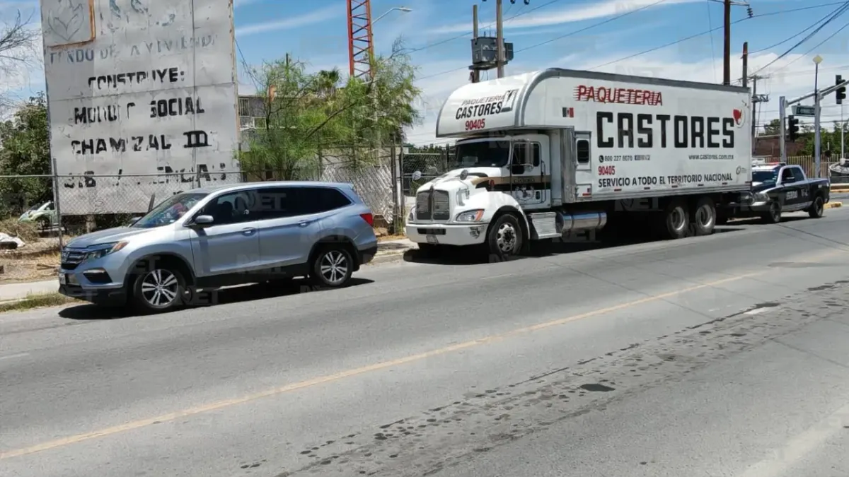 Provoca camión de carga choque al dar vuelta imprudente en Hermanos Escobar
