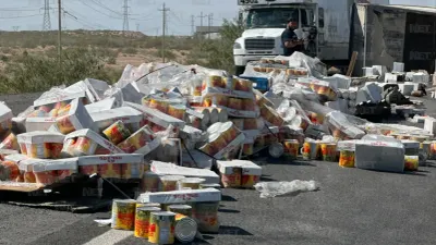 Choque deja dos heridos y carga de alimentos enlatados regada en la Panamericana
