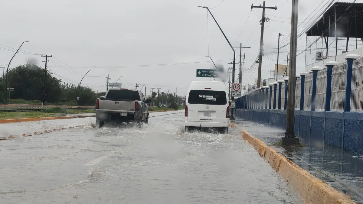 Cierran todos los carriles del eje vial Juan Gabriel por encharcamiento