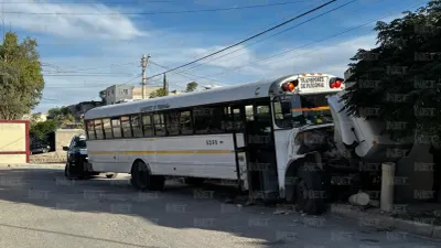 Camión pierde el control y se estrella contra casa en colonia Juárez