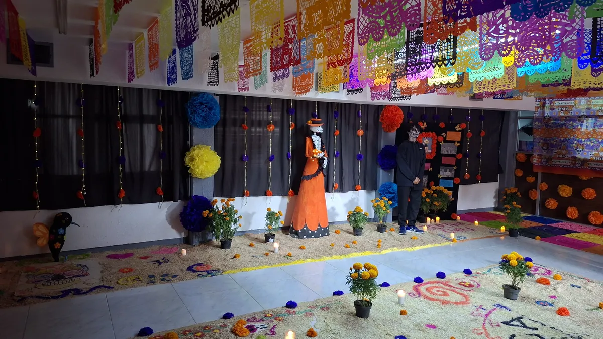 Instalan altar de Día de Muertos en honor a Bertha Chiu en Secundaria Técnica 37