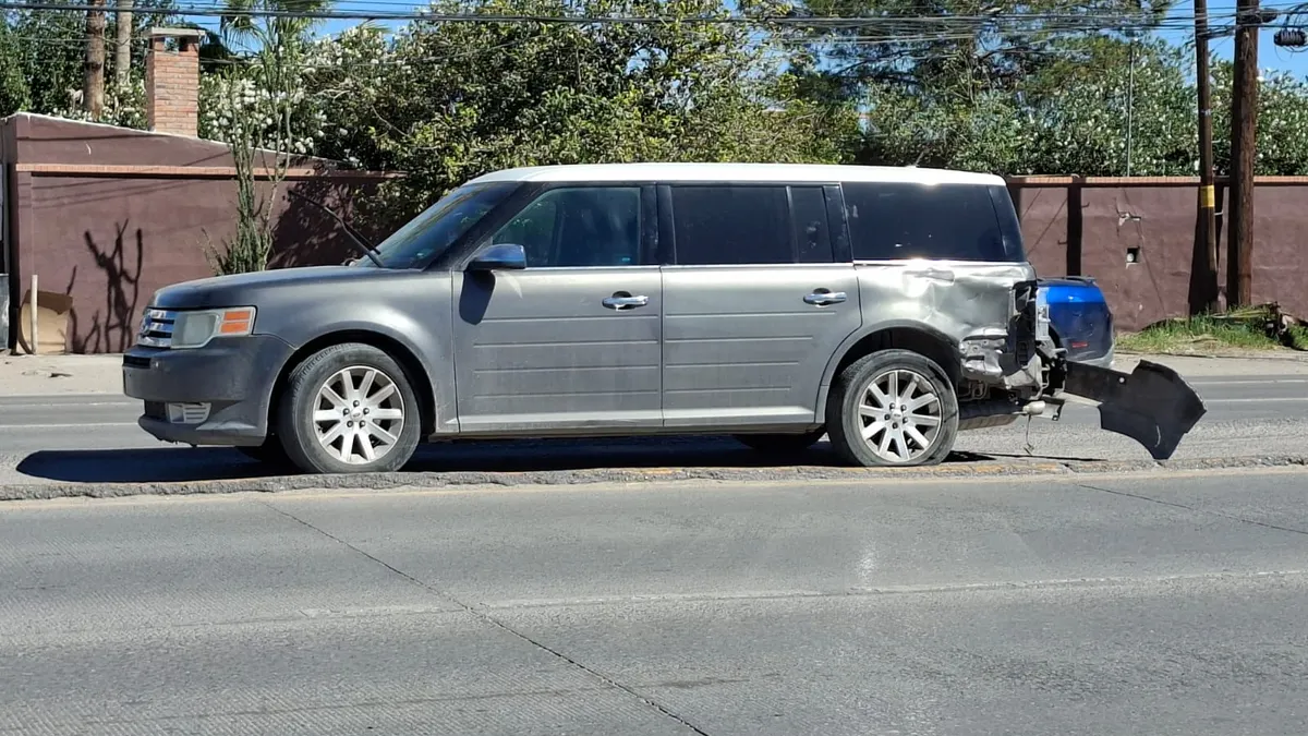 Choca motociclista contra camioneta que le cerró el paso en Satélite