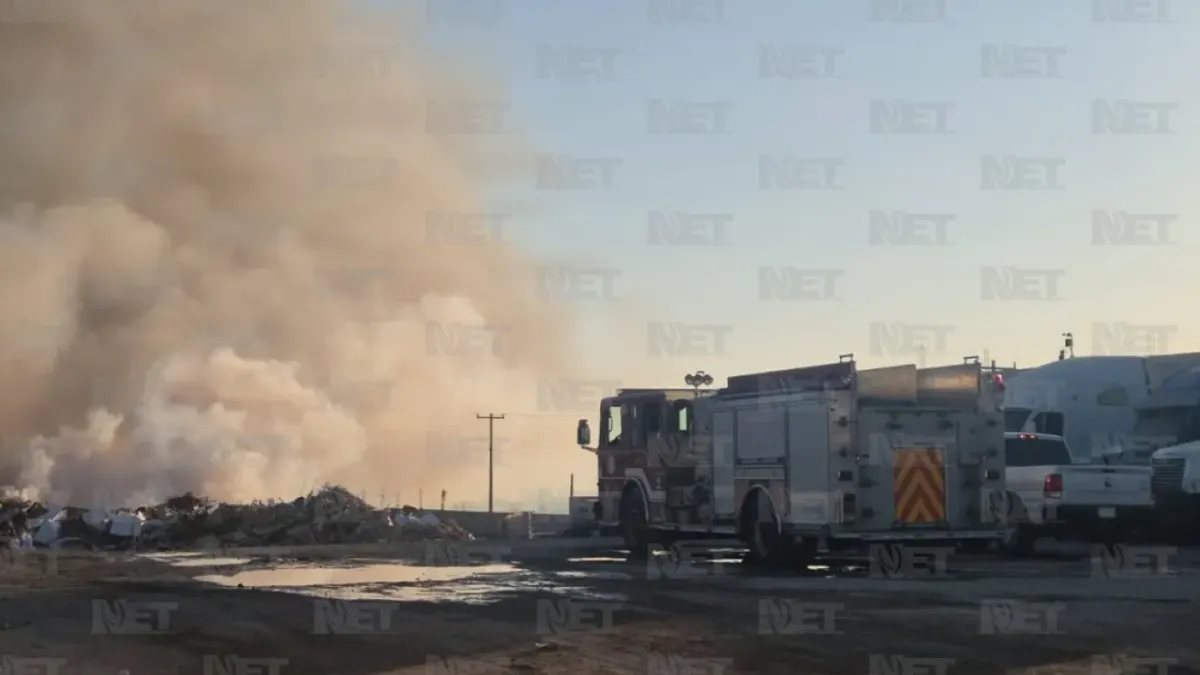 Incendio en recicladora cumple más de 21 horas; humo cubre gran parte de Juárez