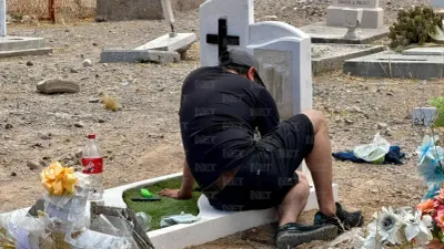 Visitan familias juarenses panteones por el Día de las Madres