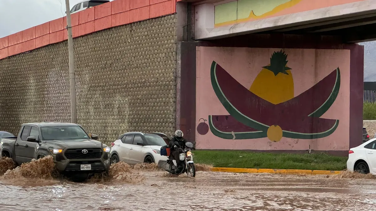 Trabajan Bomberos y JMAS para retirar agua tras desbordamiento del río Bravo