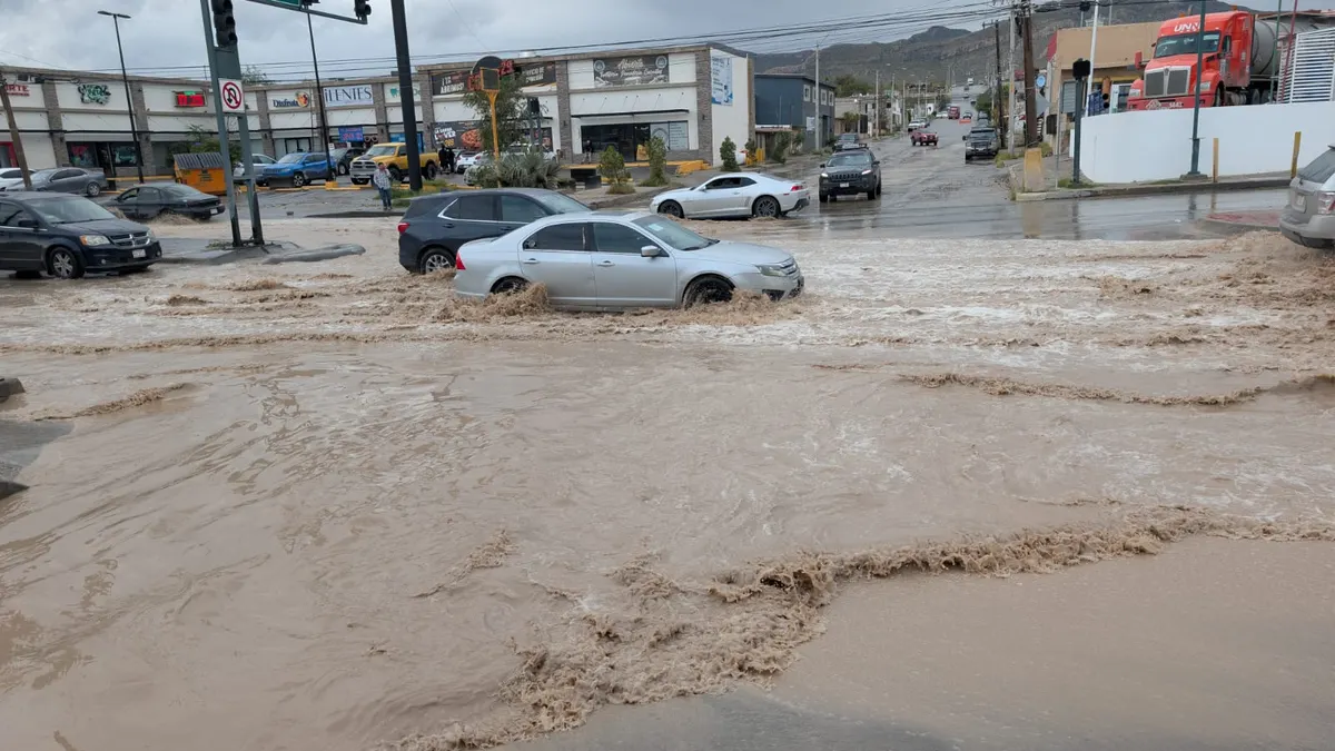 Se registran encharcamientos en avenida de los Aztecas y calle Cemento