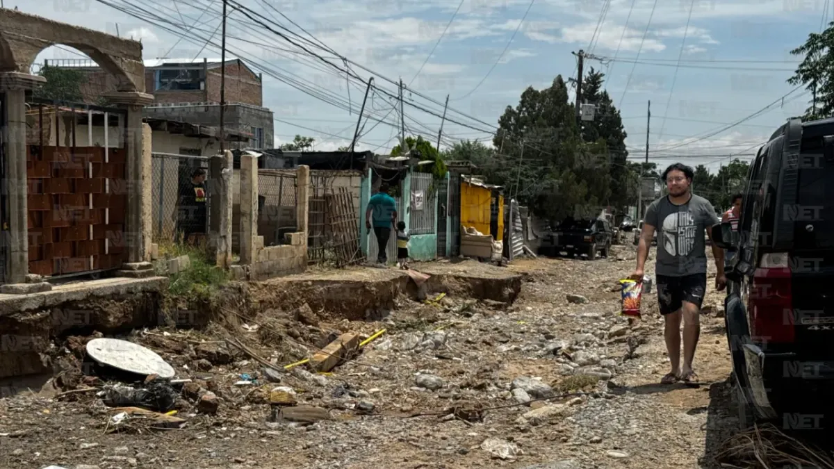 Lluvias abren zanja y afectan viviendas en Granjas de Chapultepec