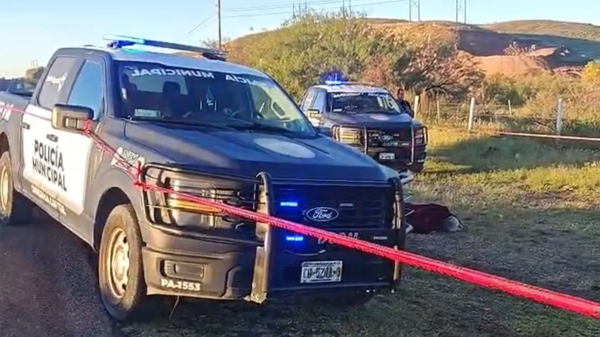 Hallan cadáver con heridas de bala a un costado de la carretera a Cuauhtémoc