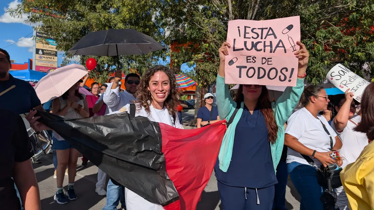 Más de mil trabajadores del IMSS marchan en Juárez; exigen aumento salarial e insumos