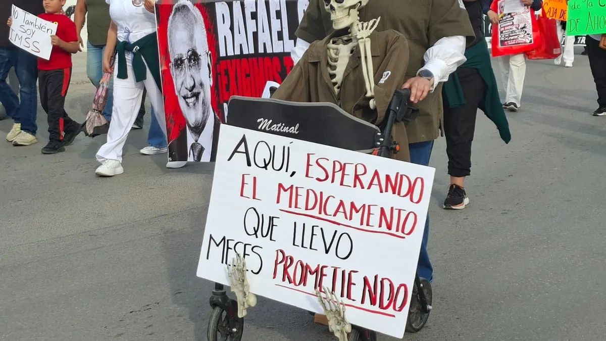 Marchan trabajadores del IMSS en Juárez; rechazan aumento salarial del 8%