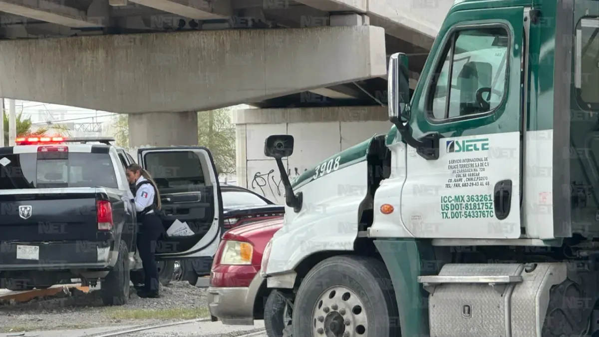 Tráiler intenta ganarle el paso al tren y provoca accidente
