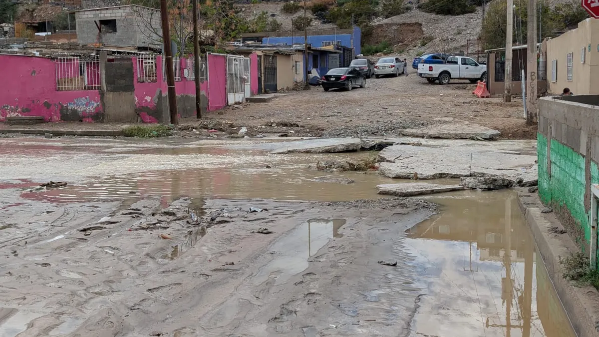 Lluvias arrancan pavimento en la calle Santiago de la colonia Fronteriza