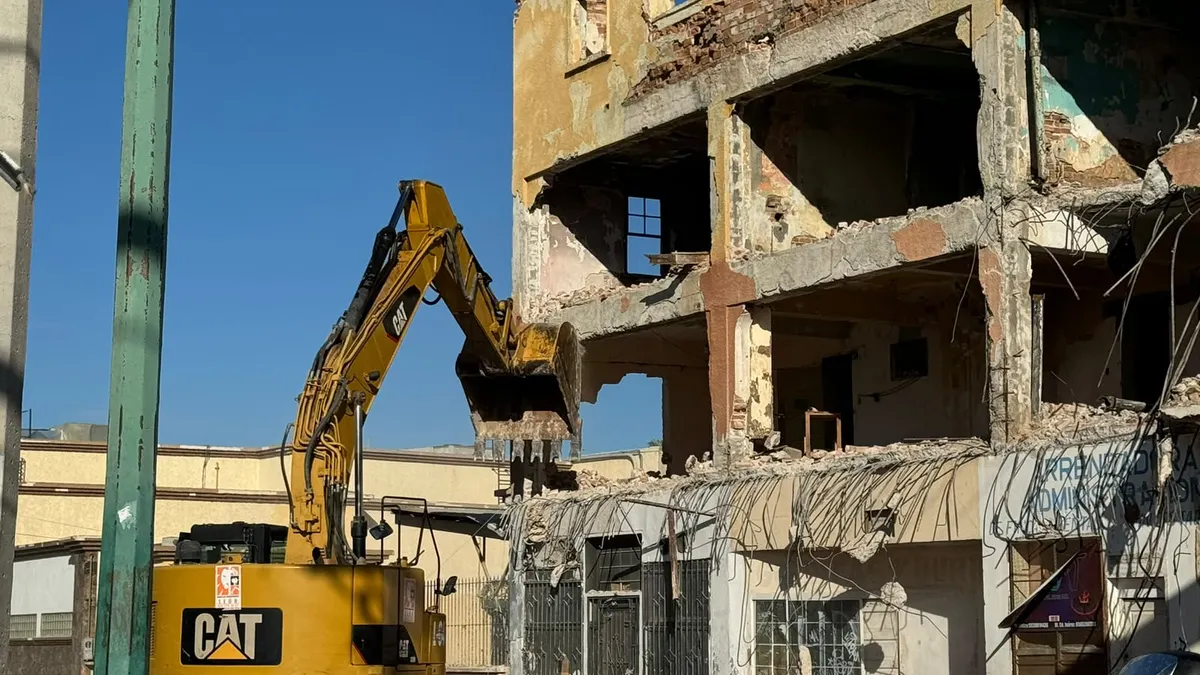 Demuelen antiguo Hotel Olivia por riesgo de colapso en la Zona Centro