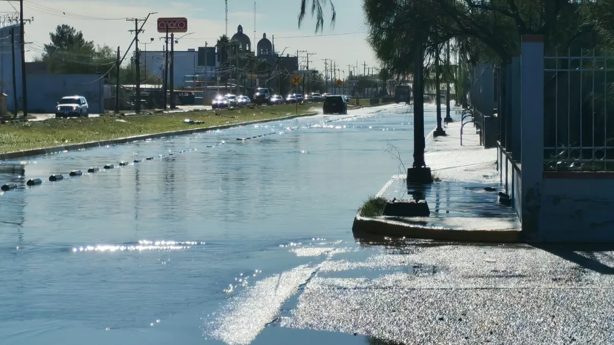 Inundación en eje vial obliga a conductores a invadir carril del Juárez Bus