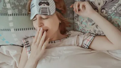 Dormir hasta tarde no basta: expertos explican cómo reducir la fatiga acumulada