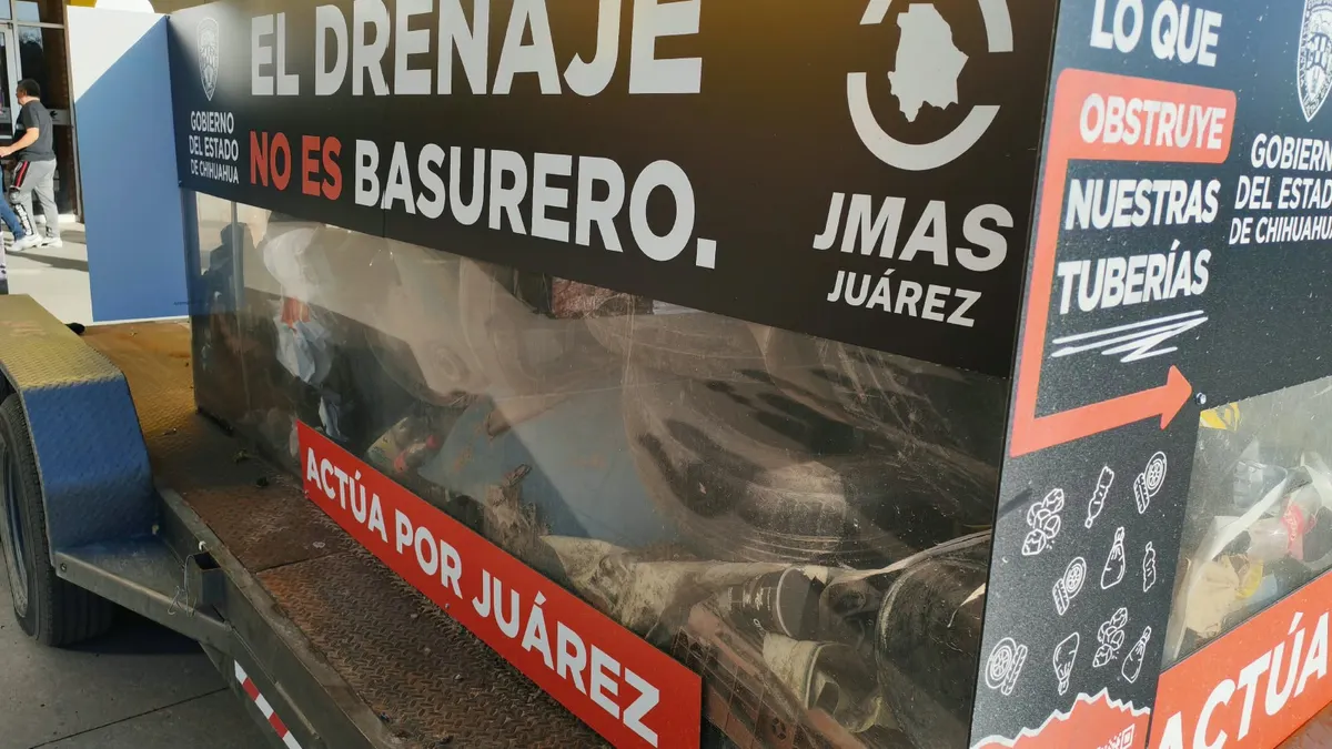 Exhibe JMAS desechos extraídos del drenaje en Plaza Las Américas