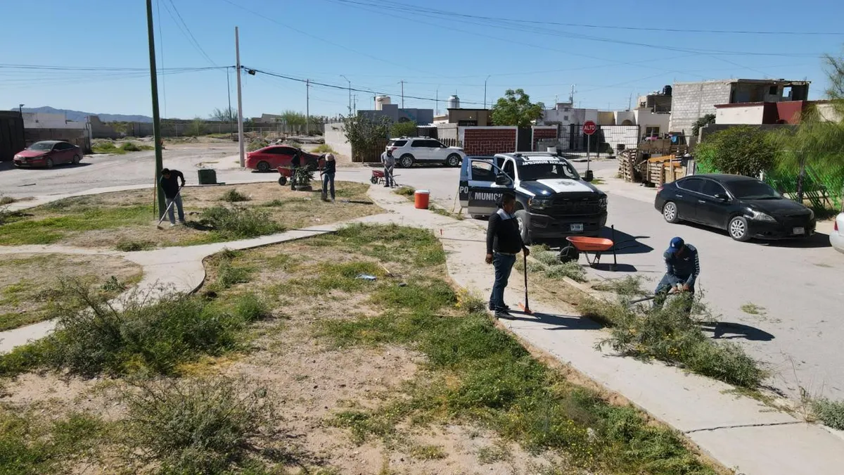 Policía Municipal limpia parques y atiende a vecinos en Jardines de Roma