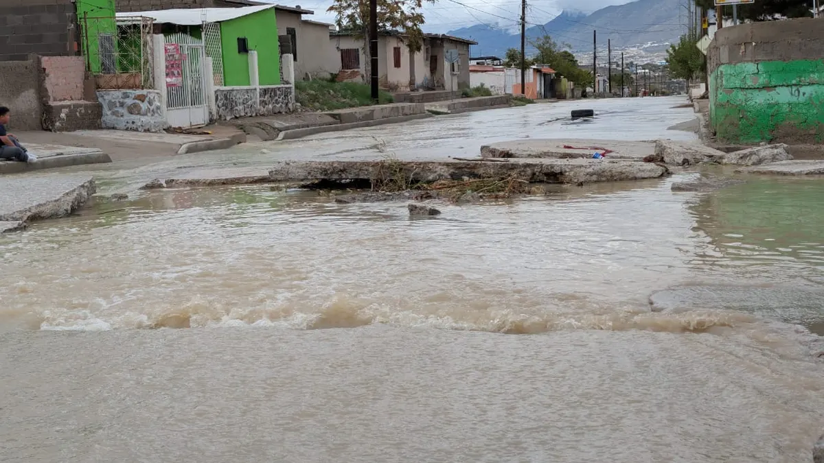 Lluvias arrancan pavimento en la calle Santiago de la colonia Fronteriza