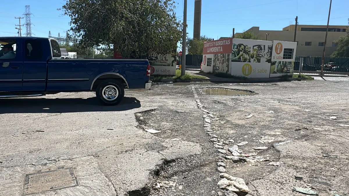 Baches en acceso a urgencias del IMSS 67 causan daños a vehículos