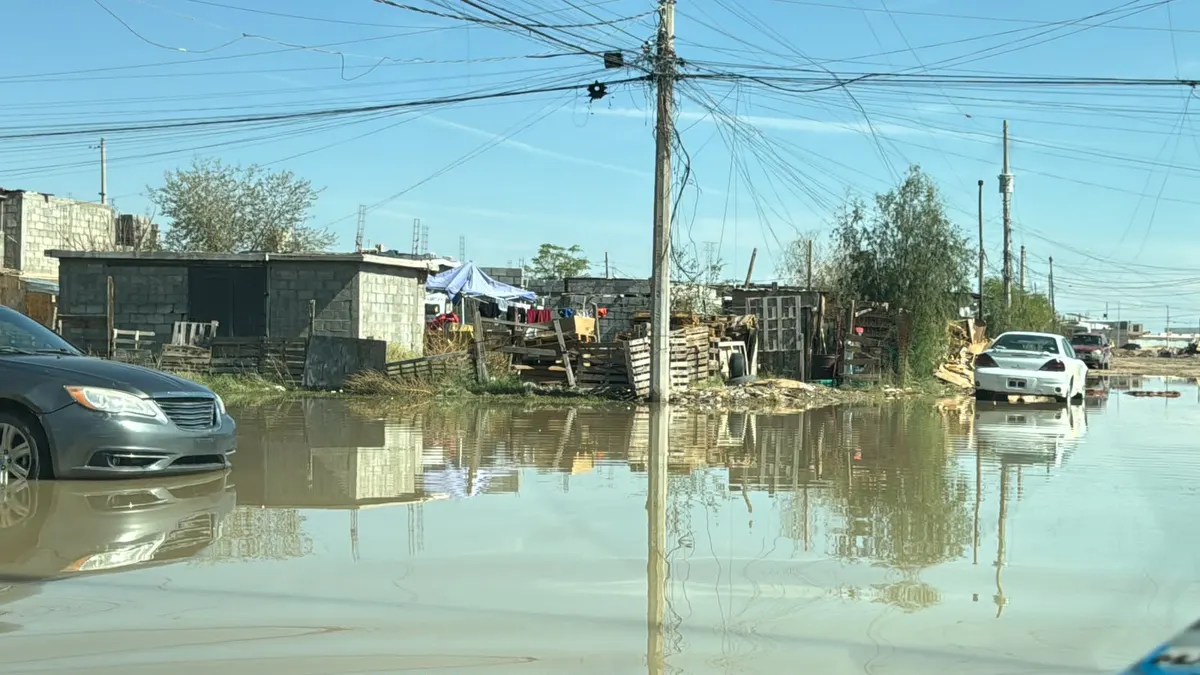 Desborda drenaje en Villas del Sur III y deja 150 casas rodeadas de aguas negras