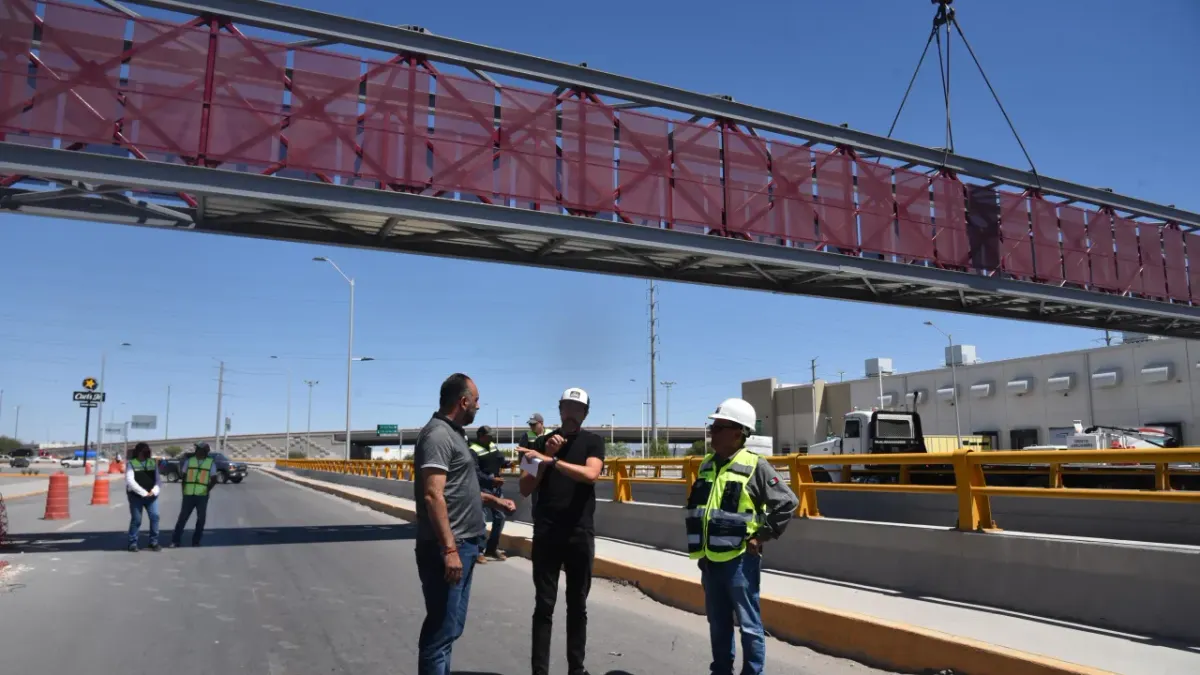 Supervisa alcalde colocación de puente peatonal en Talamás Camandari