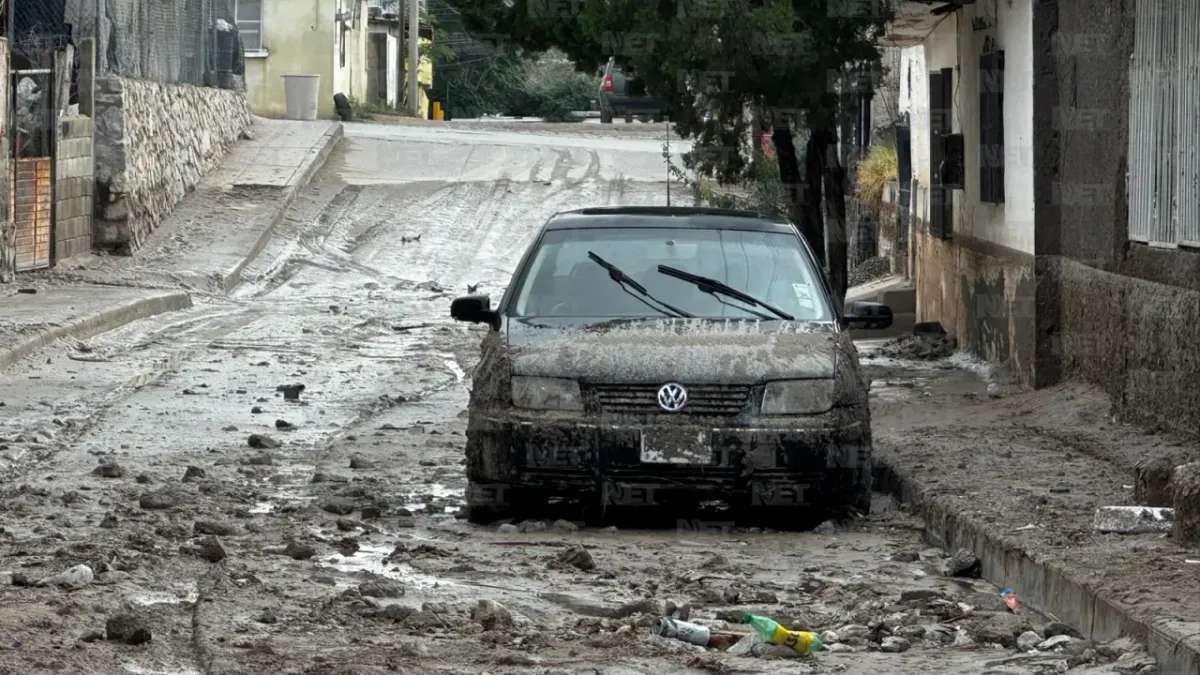 Lluvias dejan calles y autos cubiertos de lodo en Granjas de Chapultepec