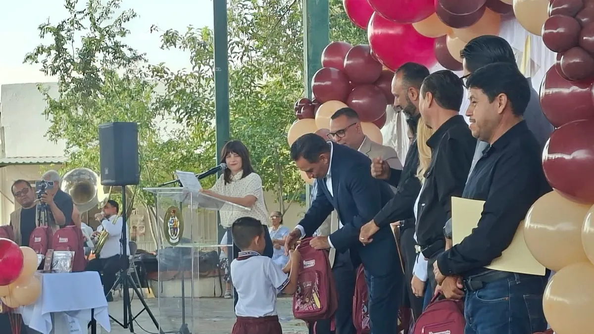 Entregan mochilas y útiles escolares en primaria de Anapra
