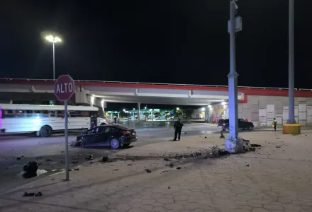 Choca contra poste de cámara Centinela y acompañante resulta lesionada