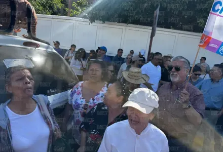 Se concentran militantes del PAN afuera de la FGR en apoyo a Maru Campos