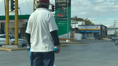 Ofrece adulto mayor limpiador en cruce de Paseo de la Victoria y Morelia