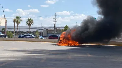 Se incendia camioneta en Las Misiones; Bomberos controlan el fuego