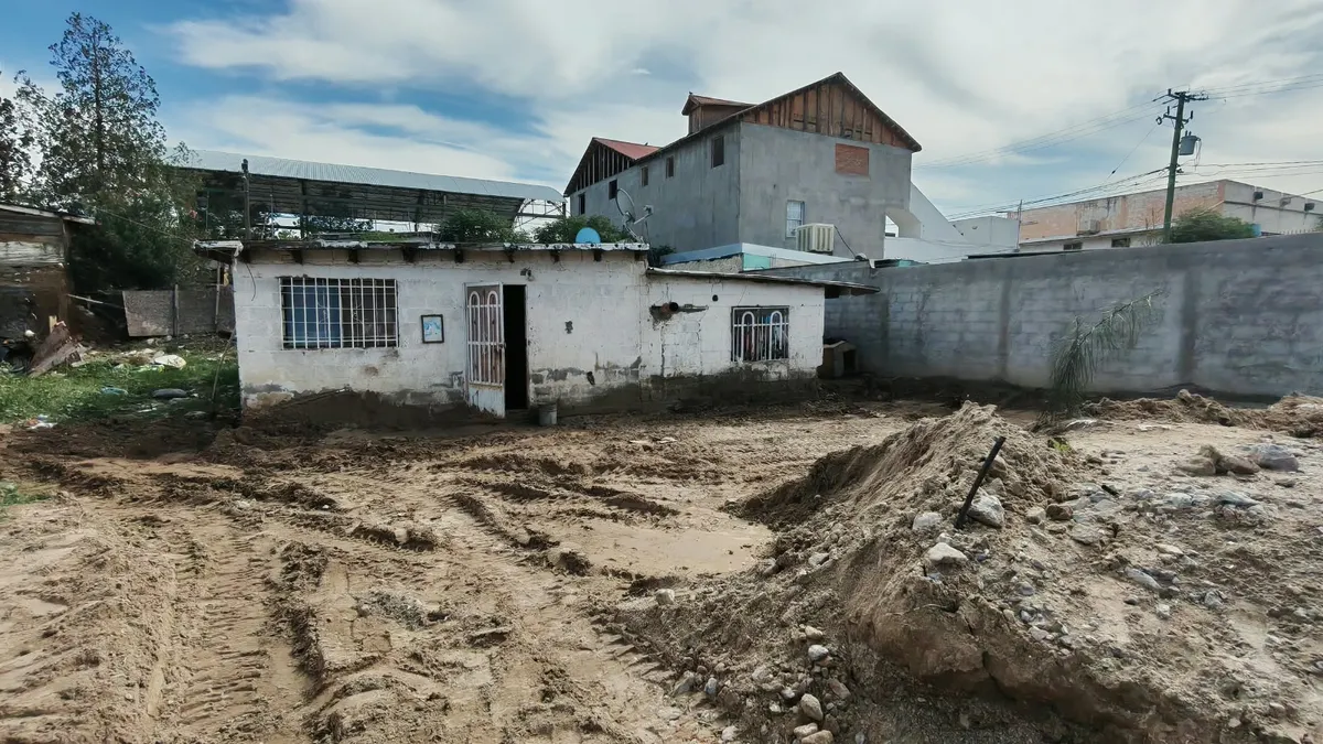 Familia de la colonia Francisco Sarabia pide ayuda tras perder todo en inundación