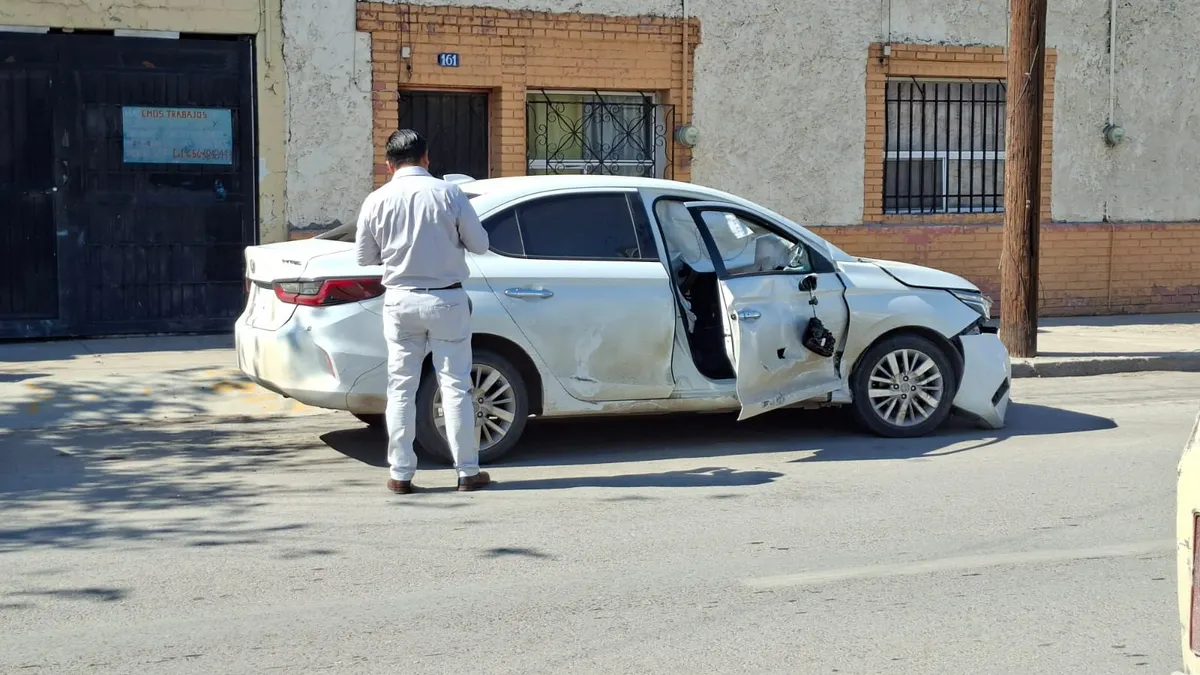 Choca por omitir alto y tira postes en la 16 de Septiembre