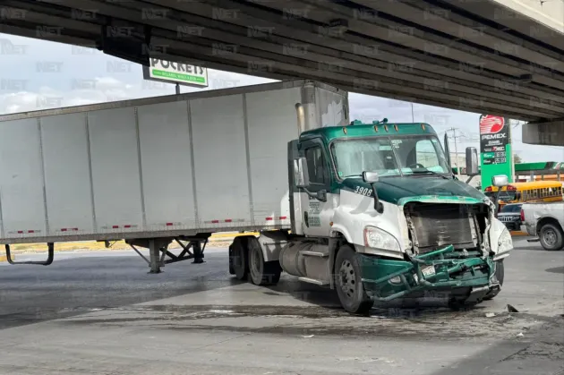 Tráiler intenta ganarle el paso al tren y provoca accidente