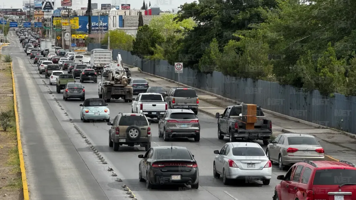 Tráfico complica la movilidad en avenidas principales de Juárez este viernes