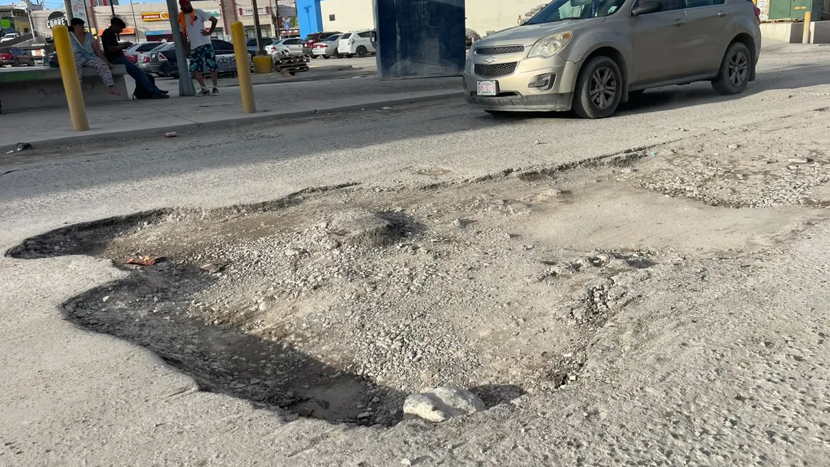 Vecinos de colonia Torreón exigen bacheo urgente en la Mariano Matamoros