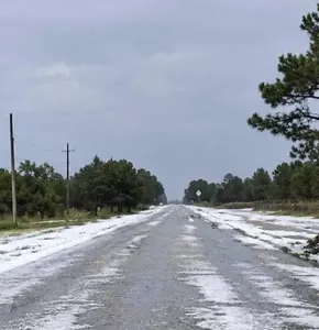 Reportan intensa granizada en El Vergel; hielo cubre calles y techos de viviendas