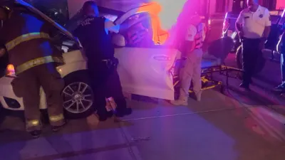 Conduce camioneta en sentido contrario, impacta caseta y poste en la Plutarco