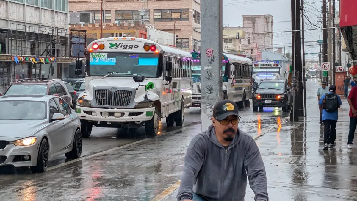 Provoca caos vial cierre de pasos a desnivel en el Centro de Juárez