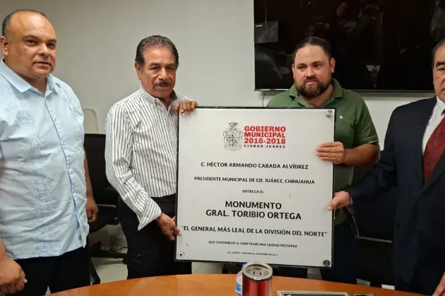 Reconocen a juarense por evita robo de placa del monumento a Toribio Ortega