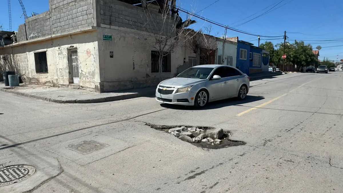 Habitantes del Barrio Alto realizan bacheo voluntario con tierra y escombro