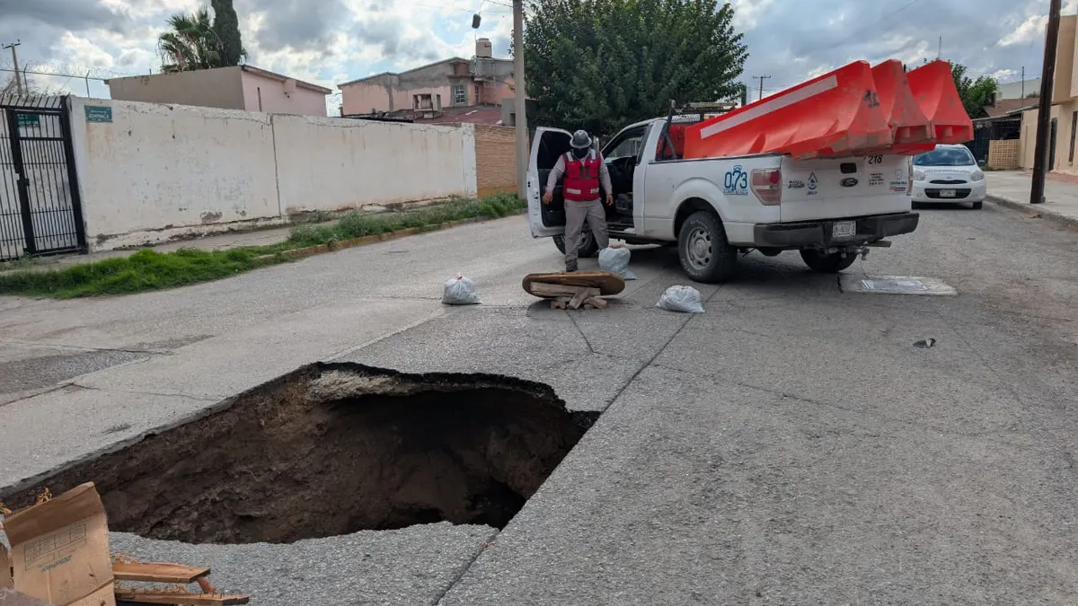 Se abre socavón en cruce de Zempoala y Sicomoros, cerca de Pueblito Mexicano