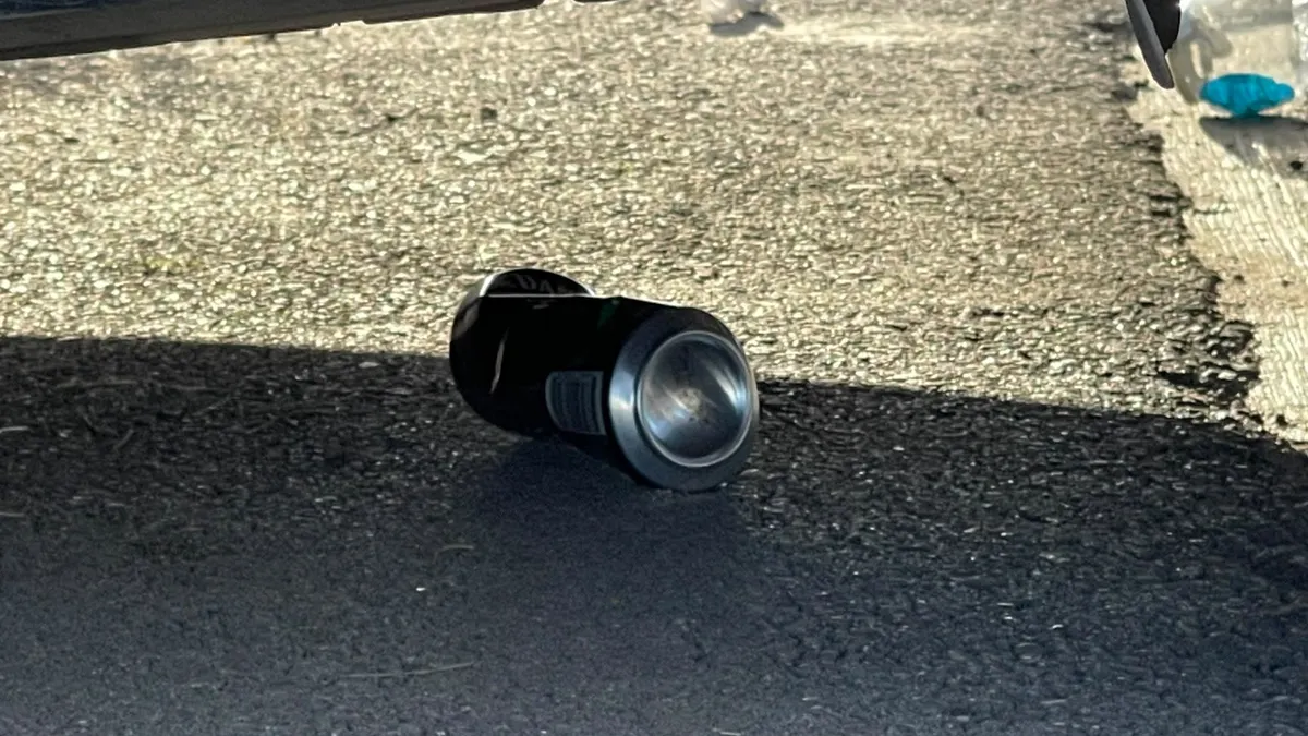 Localizan Kia Optima al borde de banqueta con llantas colgando