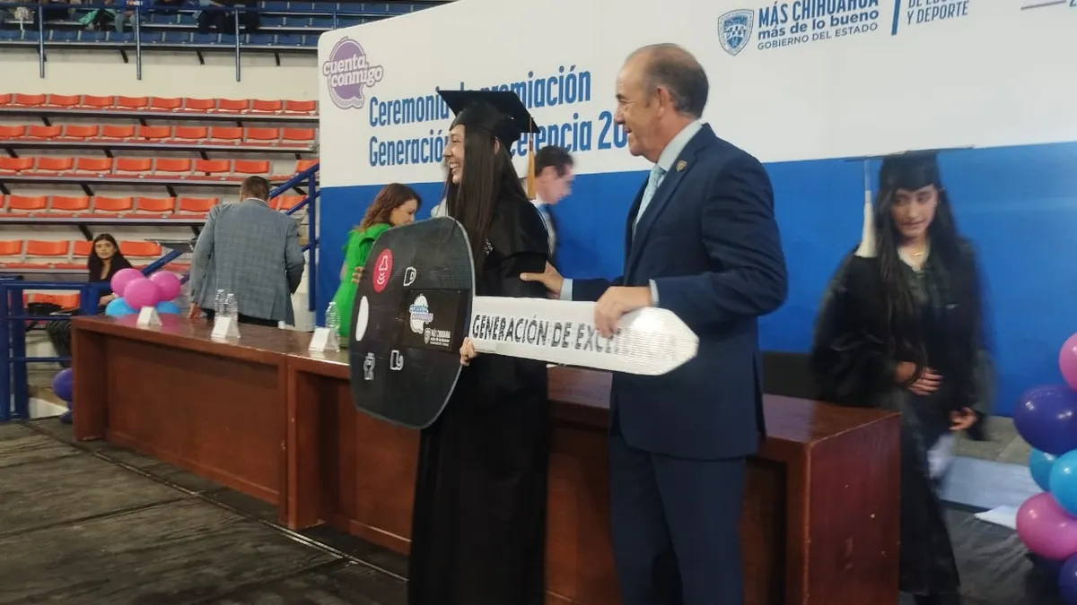 Entregan auto último modelo a egresada de la UACJ con promedio de 9.93