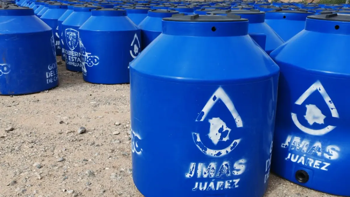 Entrega JMAS tinacos a mil 800 familias en Los Kilómetros