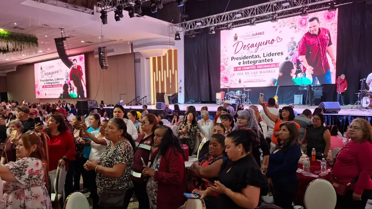 Reconoce alcalde a madres y líderes vecinales durante festejo