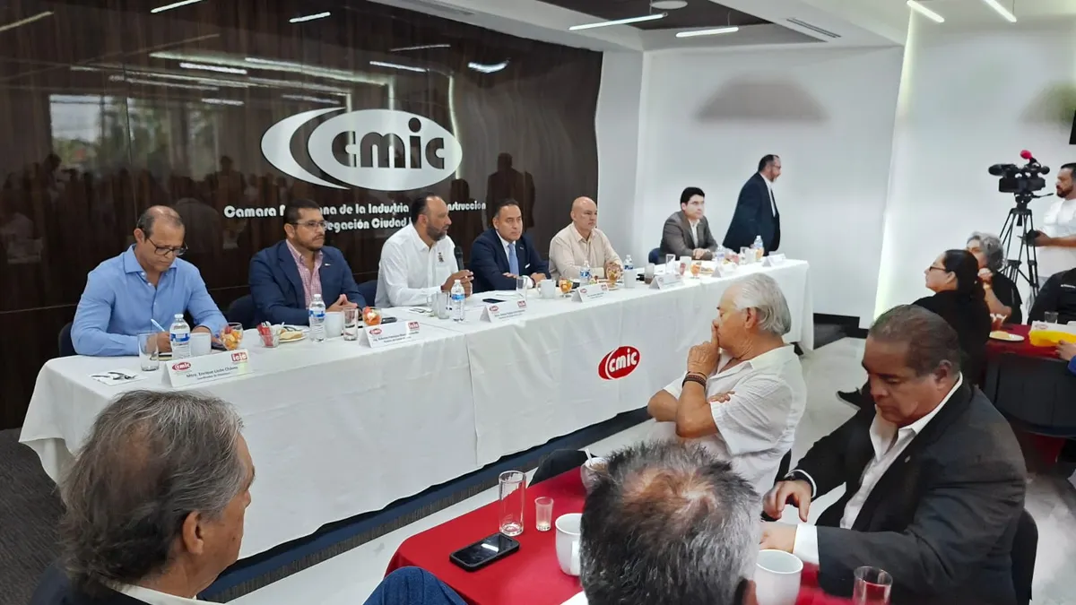 Se reúne alcalde con CMIC y confirma continuidad de proyectos